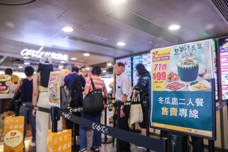 各食肆為了谷生意,各出奇謀製造消費「誘因」。(中通社)