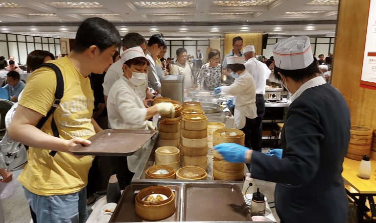 消費者北上、外遊熱潮、消費降級等導致客流銳減,令不少香港食肆叫苦連天。(資料圖片)