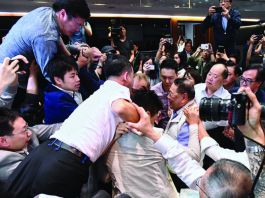 林卓廷審議修訂逃犯條例期間因衝突被起訴　立法會通過讓議員出庭作供