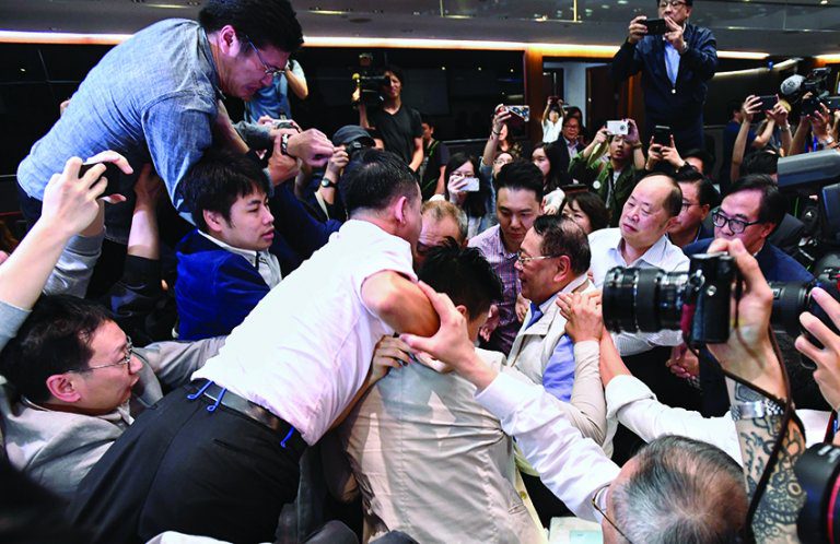 2019年立法會審議修訂《逃犯條例》期間,發生嚴重衝突事件。(資料圖片)