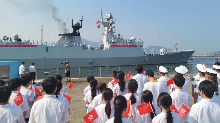 學生代表歡送運城艦。