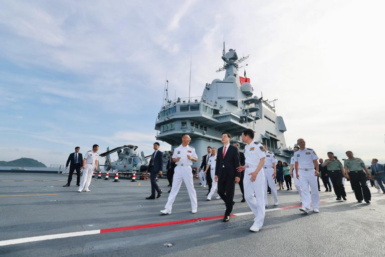 招待會開始前,李家超在海軍軍官陪同下檢閱儀仗隊,並聽取講解。(李家超FB)