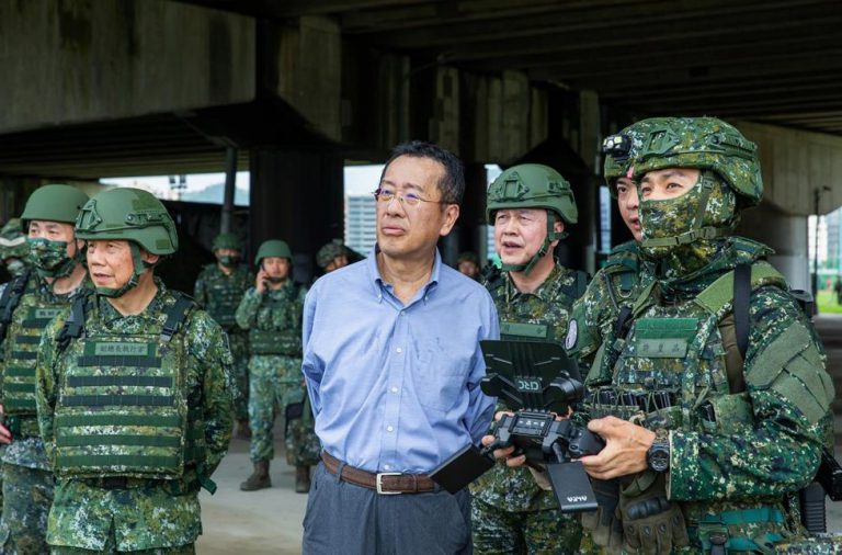 顧立雄首先聽取軍演單位簡報,了解向美國購買的愛國者二型及三型防空導彈系統等部署情形。