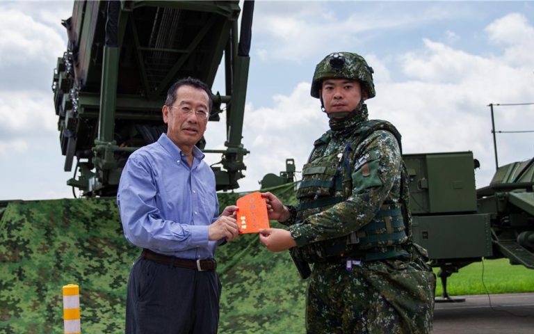 顧立雄即場向官兵送出加菜金,以示勉勵。
