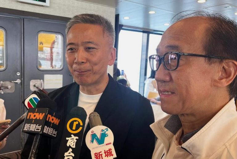 姚柏良(左)聯同業界人士坐船遠距離觀望艦隊。他希望解放軍艦隊訪港可以恆常化。