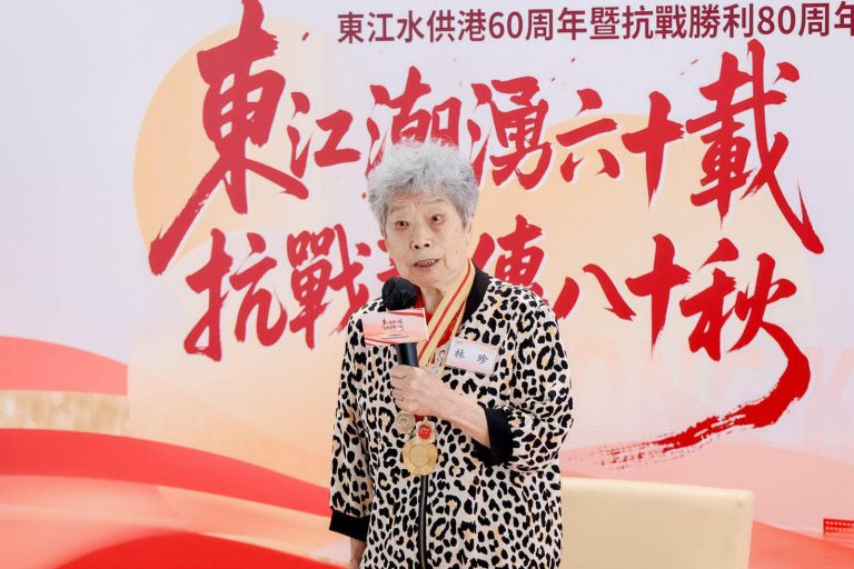 林珍以抗戰親歷者的身份,講述了廣大群眾在戰火中表演的不屈意志和巨大犧牲,並呼籲現場人士銘記歷史,珍惜來之不易的和平。(大會提供)