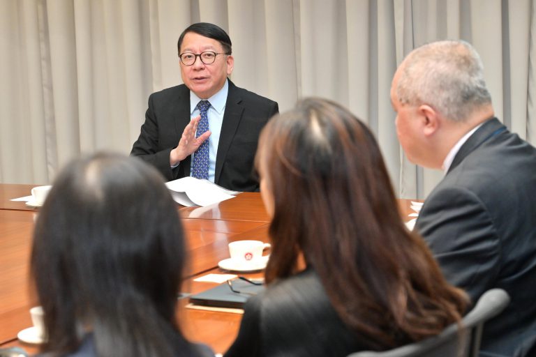 陳國基主持應對極端天氣督導委員會會議,全面檢視並督導跨部門就颱風及暴雨襲港的整體準備和應變部署。(政府新聞處)