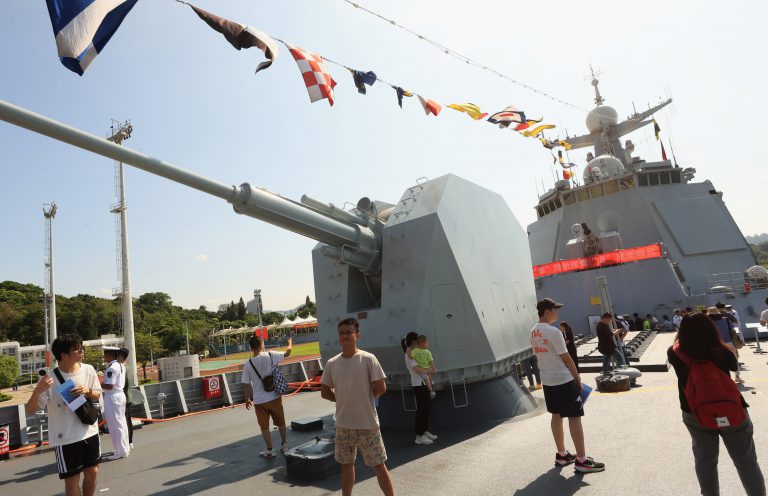 湛江艦的前甲板,有130毫米單管主艦,火力強勁。