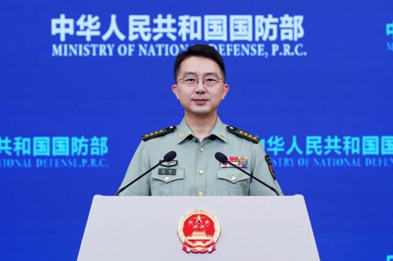 蔣斌指,日方艦機對中方抵近偵察滋擾,是造成中日海空安全風險的根源。(中國國防部)