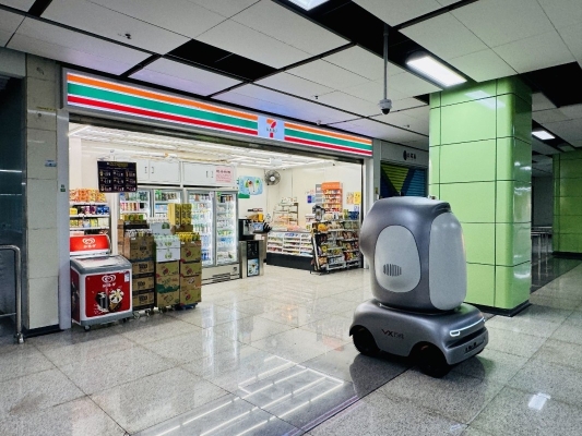 機器人自己搭乘地鐵,為地鐵站內的7-Eleven便利店送貨上門。(深圳特區報圖片)
