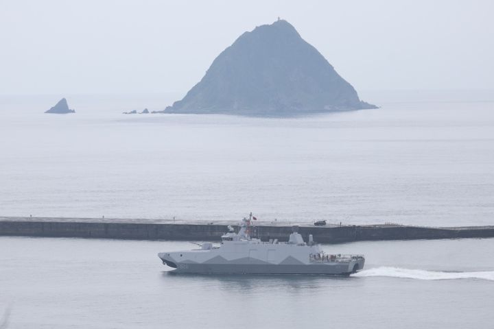 台海軍沱江級巡邏艦萬江艦(PGG-626)接獲命令後緊急駛出基隆港,並航向指定海域進行集結。(網上圖片)