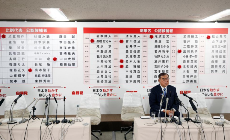 7月20日,在日本東京自民黨總部,日本首相、自民黨總裁石破茂回答記者提問。(新華社)