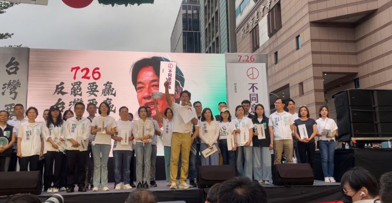 國民黨必須破釜沉舟,激發起藍白大團結,讓沈默的多數選民走到投票所,才是唯一生存之道。(台灣梅花新聞網圖片)