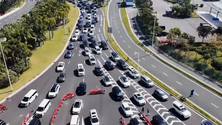 梁振英不擔心粵車進入本港市區會造成交通擠塞,他說內地車主相當文明,了解香港的情況。
