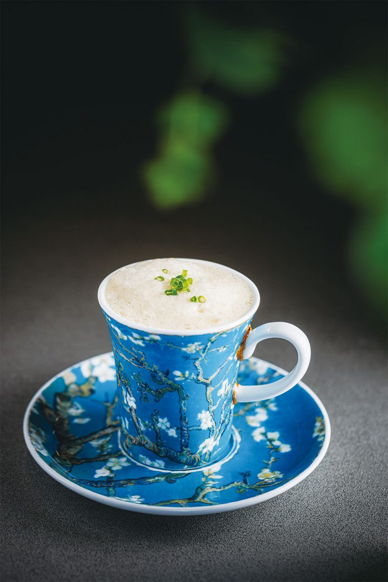 魚湯Cappuccino 魚湯是家常料理,湯汁熬至濃郁香甜後打至猶如忌廉般幼滑,創意十足。