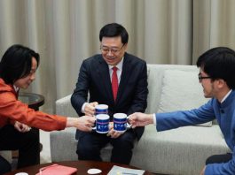 李家超與歐陽萬成、何力治華仁舊生聚會　重溫校園往事
