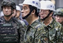 賴清德頭戴工地安全帽視察軍演　被諷「搶戲份」