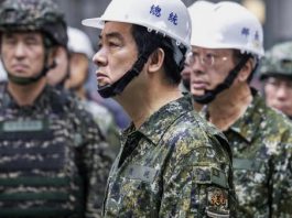 賴清德頭戴工地安全帽視察軍演　被諷「搶戲份」