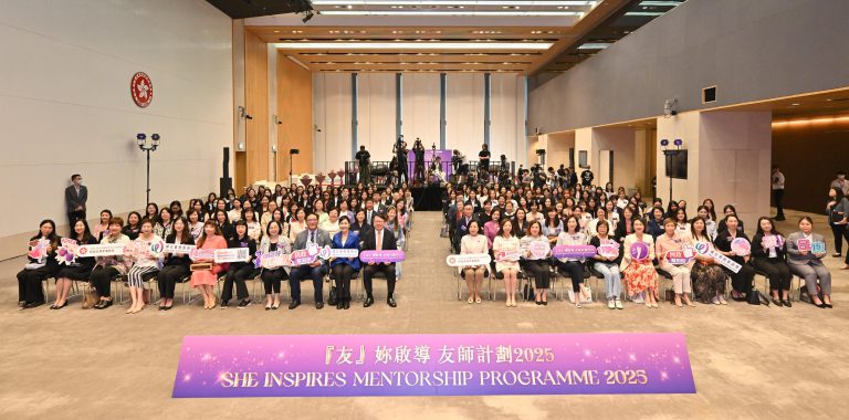 「『友』妳啟導」友師計劃啟動禮,圖示(第一排左十起)婦女事務委員會主席陳清霞、陳國基、民政及青年事務局局長麥美娟、民政及青年事務局常任秘書長林雪麗女士和其他嘉賓在活動合照。
