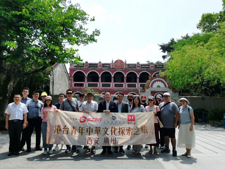 港區人大代表孫偉勇(第一排中)親自為台灣學生導賞孫中山故居紀念館。