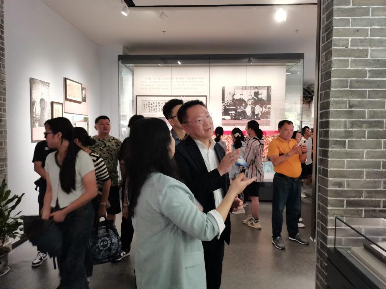 孫偉勇向台灣參訪團一行介紹中山先生的事蹟。