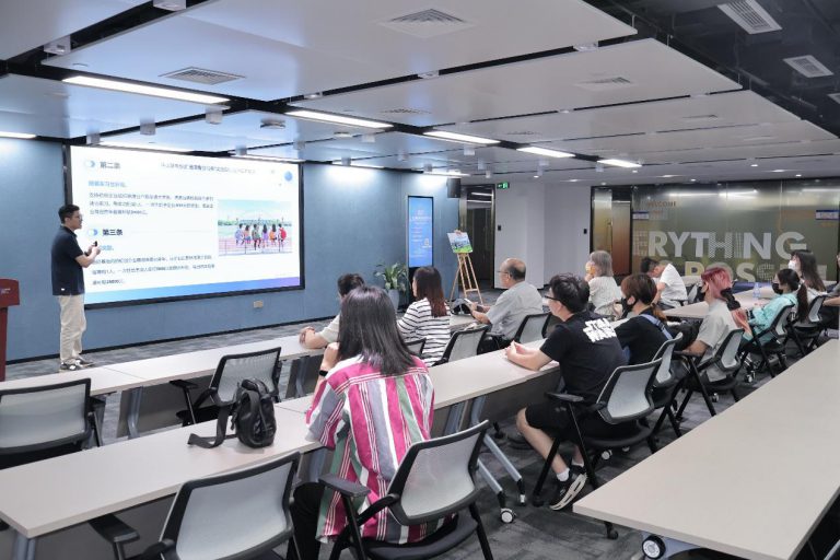中山市港澳台青年創業基地向到訪台灣青年分享當地青年創業幫扶政策。