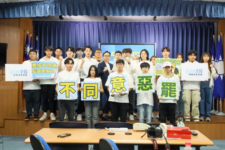 由國民黨立委葛如均率領的青年軍宣布組成「湛藍衝鋒,護民主戰隊」。(國民黨)