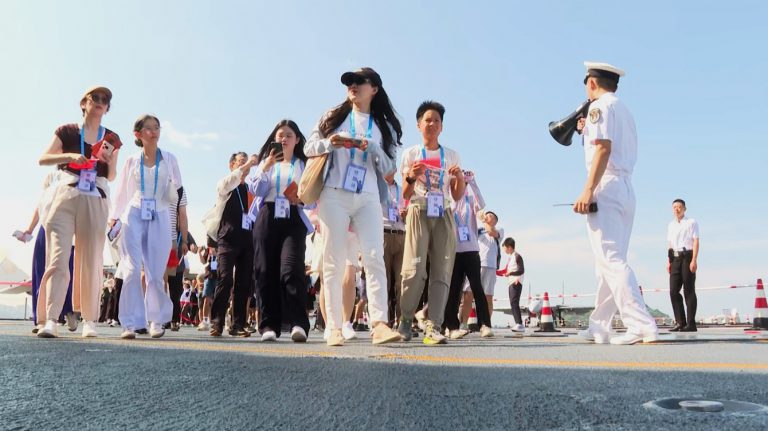 有市民表示昨晚失眠,早上一早就醒來,登艦機會難得,心情激動振奮。