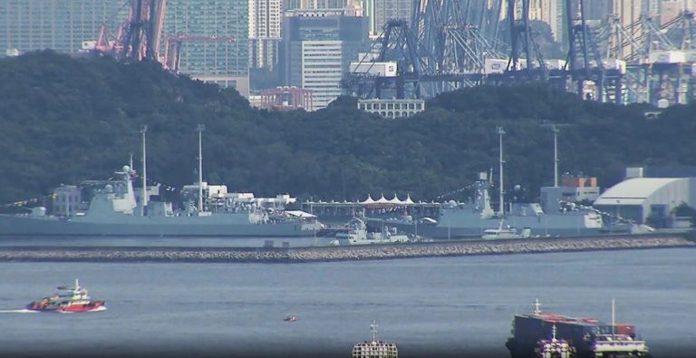 山東艦航母編隊的導彈驅逐艦「湛江艦」,及有「帶刀士衛」之稱的導彈護衛艦「運城艦」,今明兩日則停泊在昂船洲軍營,開放予香港市民參觀。