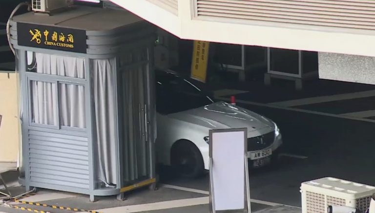 梁振英指長遠可研究實施一地兩檢,減少人流、物流的流動障礙。