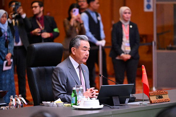 中共中央政治局委員、外長王毅強調,中國繼續堅持睦鄰政策。
