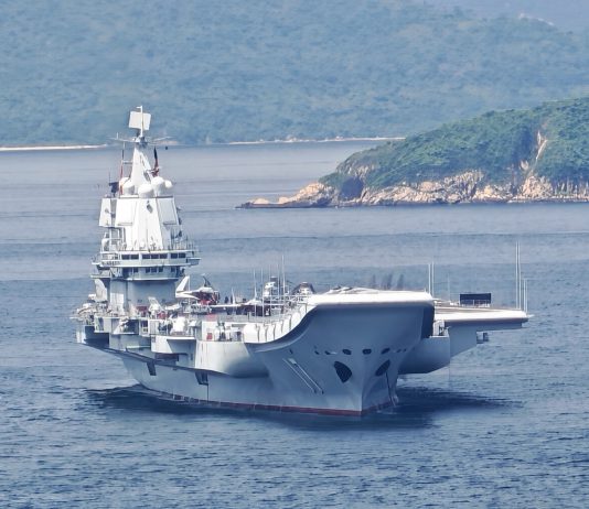 「山東艦」航母編隊抵港開啟五天訪問行程　市民岸邊迎接爭睹風采